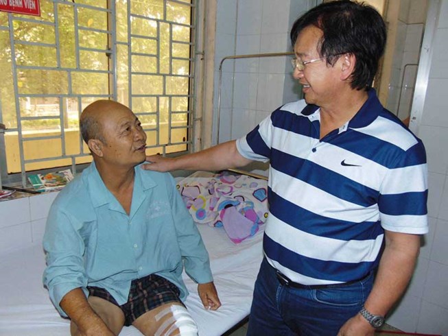 Bác sĩ Việt kiều mổ hàng ngàn ca dị tật miễn phí 