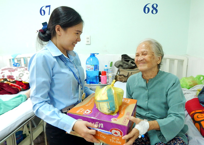 100 phần quà đến với bệnh nhân cao tuổi tại Bệnh viện Nhân dân 115