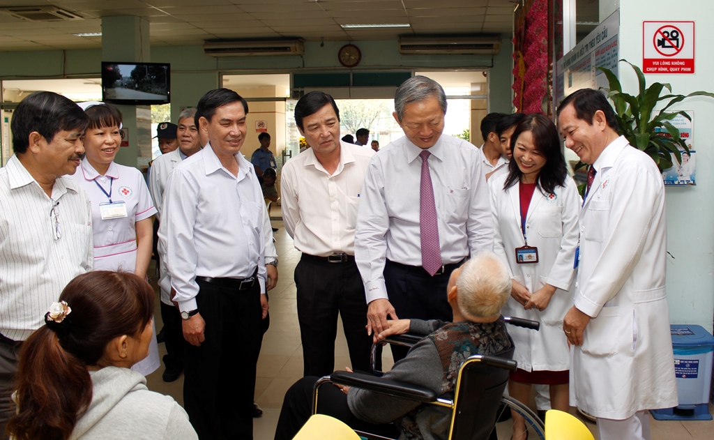 Ông Lê Văn Khoa thăm hỏi và chúc tết người bệnh tại khoa khám yêu cầu, bệnh viện Nhân dân 115