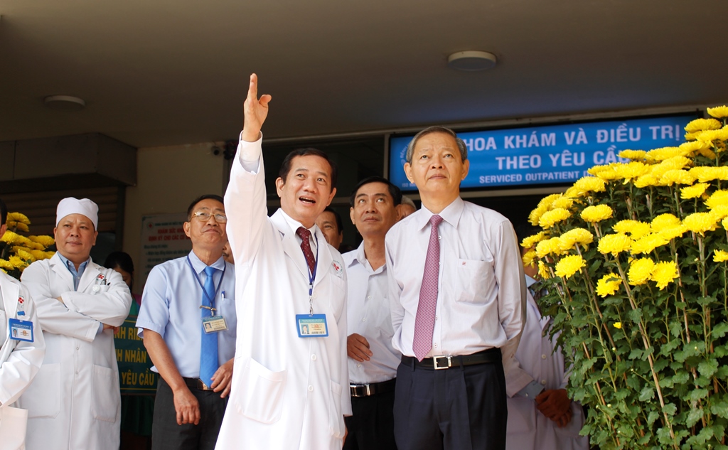 TS.BS Phan Văn Báu đang giới thiệu trung tâm kỹ thuật cao đang được xây dựng và sẽ đưa vào hoạt động trong năm 2018. Khi hoàn thành sẽ đáp ứng và phục vụ người bệnh tốt nhất. Đặc biệt, trên tầng thượng có bố trí nơi tiếp nhận bệnh nhân đến cấp cứu khẩn cấp bằng máy bay trực thăng.