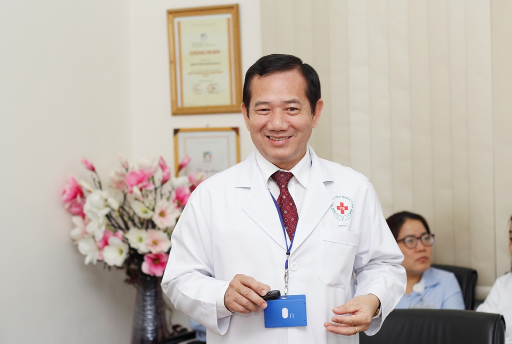 Báo cáo với đoàn công tác, TS.BS. Phan Văn Báu, giám đốc bệnh viện Nhân dân 115 cho biết, trong năm qua số lượng bệnh nhân điều trị tại bệnh viện tiếp tục tăng và là bệnh viện đa khoa hạng 1 liên tục 5 năm liền dẫn đầu điểm đánh giá chất lượng trong toàn Thành phố, được tặng cờ thi đua của Bộ Y tế.