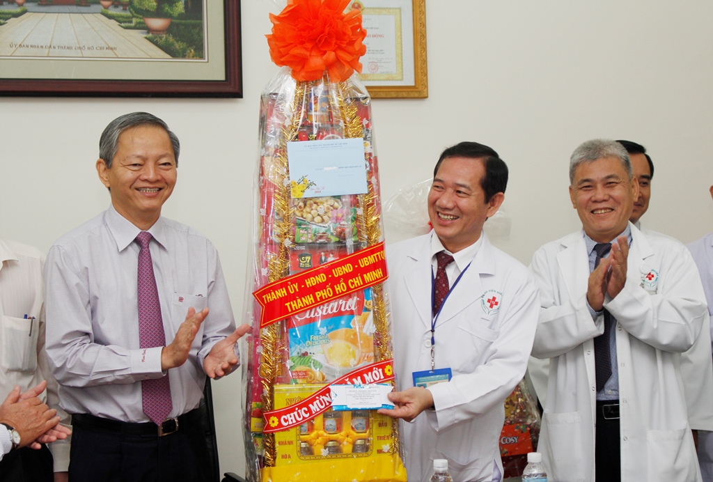 Phó chủ tịch UBND TPHCM Lê Văn Khoa tặng quà và chụp ảnh lưu niệm với các thầy thuốc của bệnh viện Nhân dân 115