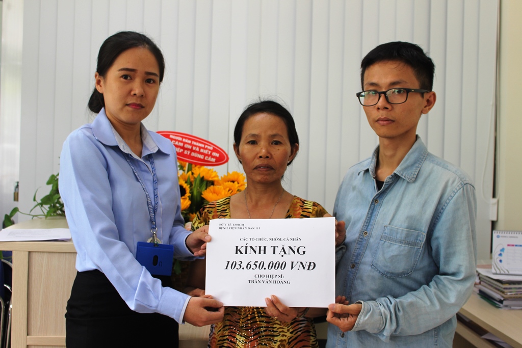 Trao hơn 103 triệu đồng ủng hộ "hiệp sĩ" Trần Văn Hoàng