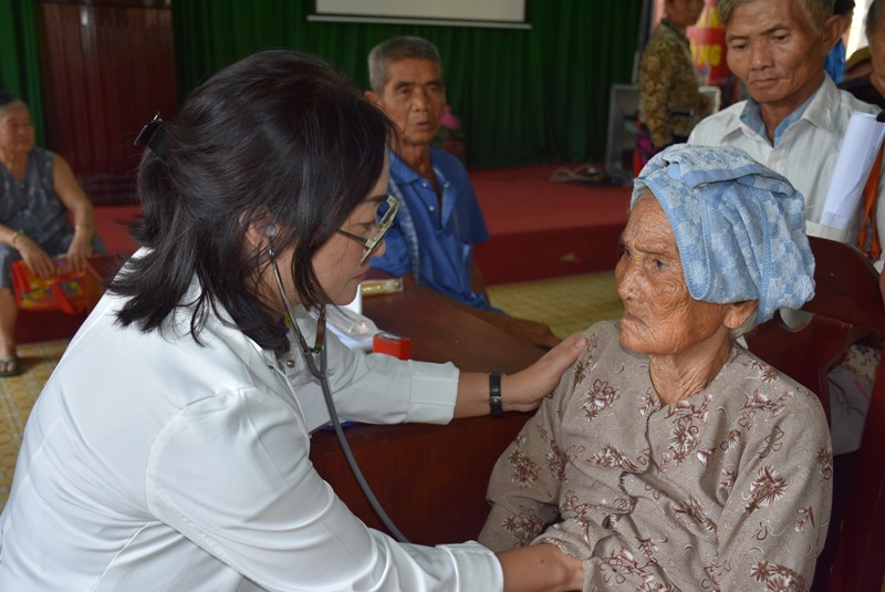 Thăm, khám bệnh, phát thuốc và tặng quà cho Bà Mẹ Việt Nam Anh Hùng tại  Huyện Củ Chi, Tp.HCM