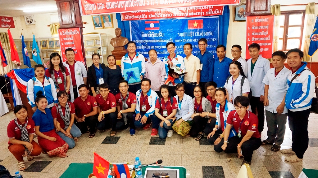 Khen thưởng đoàn viên thanh niên hoàn thành tốt nhiệm vụ tình nguyện Kỳ nghỉ hồng tại nước CHDCND Lào