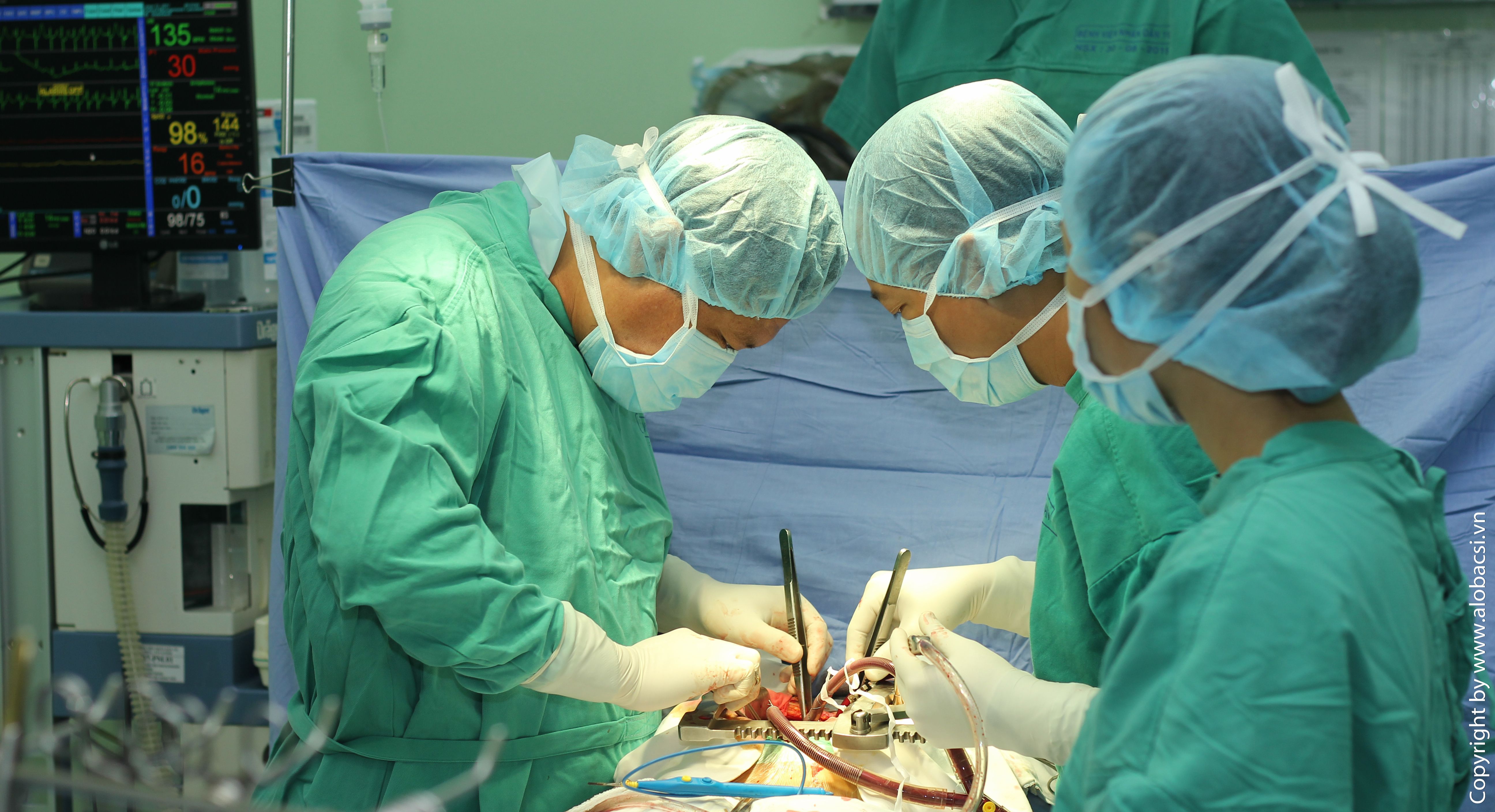 Phẫu thuật cứu sống thanh niên bị dập tim do tấm bê tông đè 