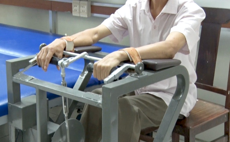 Sáng chế máy tập cổ chân - bàn chân, cổ tay - bàn tay cho người bệnh liệt nửa người sau đột quỵ